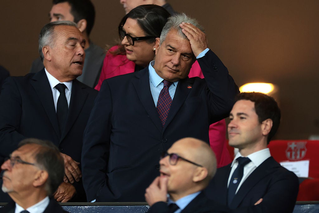 Joan Laporta carga contra el arbitraje en Milán: "No podremos estar en la final por decisiones arbitrales" Joan Laporta carga contra el arbitraje en Milán: "No podremos estar en la final por decisiones arbitrales"