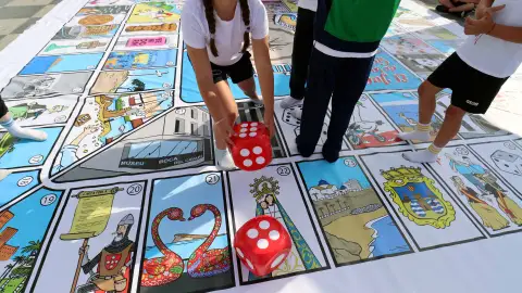Benidorm tunea el juego de la Oca con el de “la Gaviota” para dar a conocer su historia a los niños con ilustraciones de Malagón Benidorm tunea el juego de la Oca con el de “la Gaviota” para dar a conocer su historia a los niños con ilustraciones de Malagón