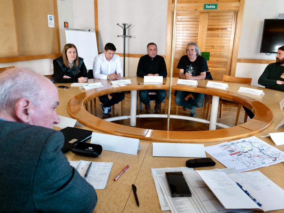 Alcaldes y hosteleros conocen las afecciones que causarán las obras en la A-132 Alcaldes y hosteleros conocen las afecciones que causarán las obras en la A-132