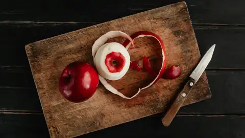 Una manzana pelada y otra sin pelar Una manzana pelada y otra sin pelar