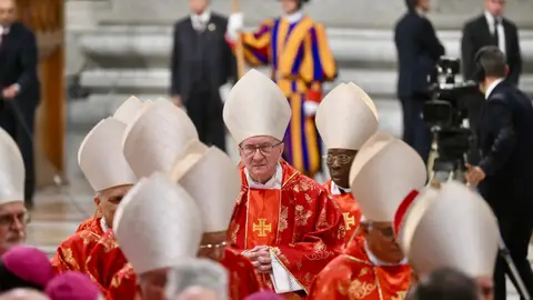 El cardenal Pietro Parolin durante la misa Pro eligendo papa celebrada en la Basílica de San Pedro durante el 7 de mayo El cardenal Pietro Parolin durante la misa Pro eligendo papa celebrada en la Basílica de San Pedro durante el 7 de mayo