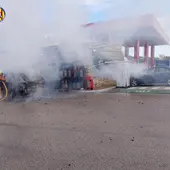 Vehículo incendiado junto a gasolinera en Beneixida Vehículo incendiado junto a gasolinera en Beneixida
