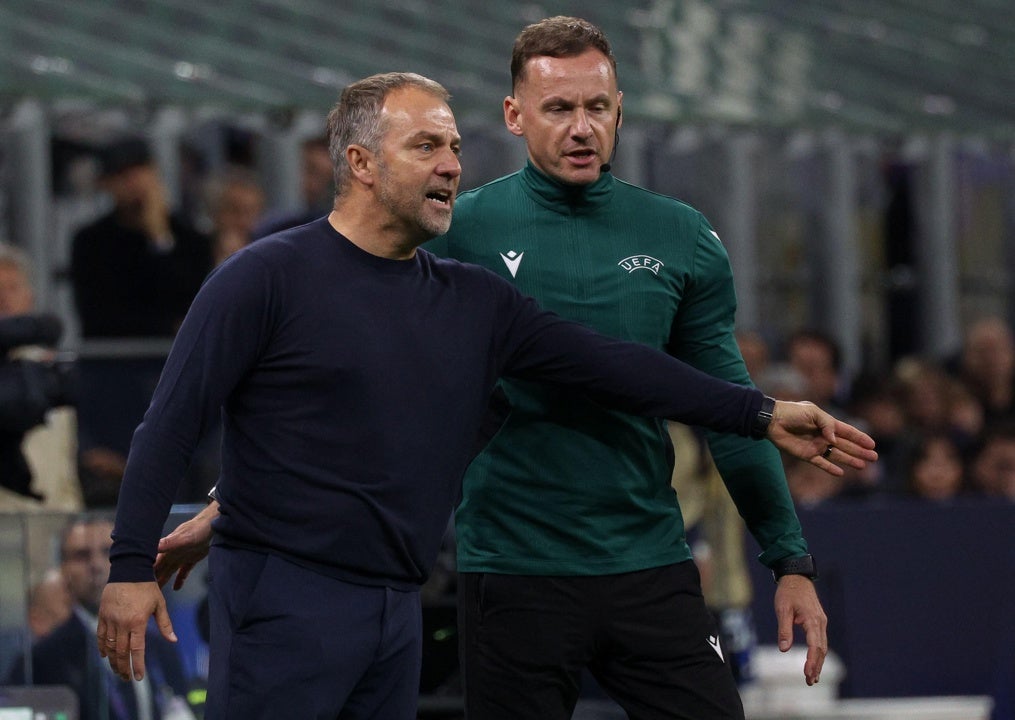 Flick: "No quiero hablar mucho del árbitro, pero..." Flick: "No quiero hablar mucho del árbitro, pero..."