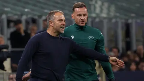 Flick: "No quiero hablar mucho del árbitro, pero..." Flick: "No quiero hablar mucho del árbitro, pero..."