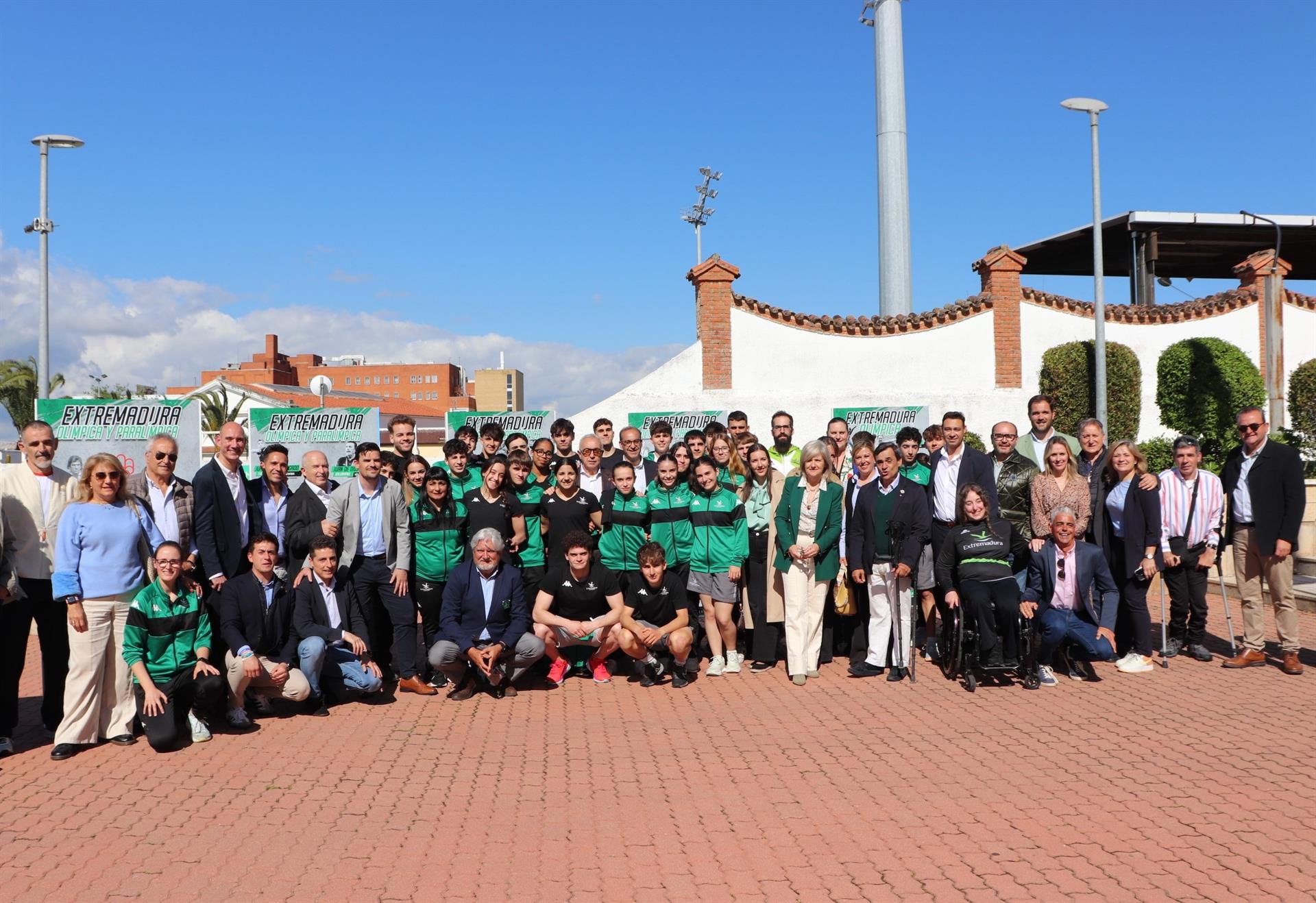 Una nueva plaza en la Ciudad Deportiva de Cáceres rinde homenaje a los olímpicos y paralímpicos extremeños Una nueva plaza en la Ciudad Deportiva de Cáceres rinde homenaje a los olímpicos y paralímpicos extremeños