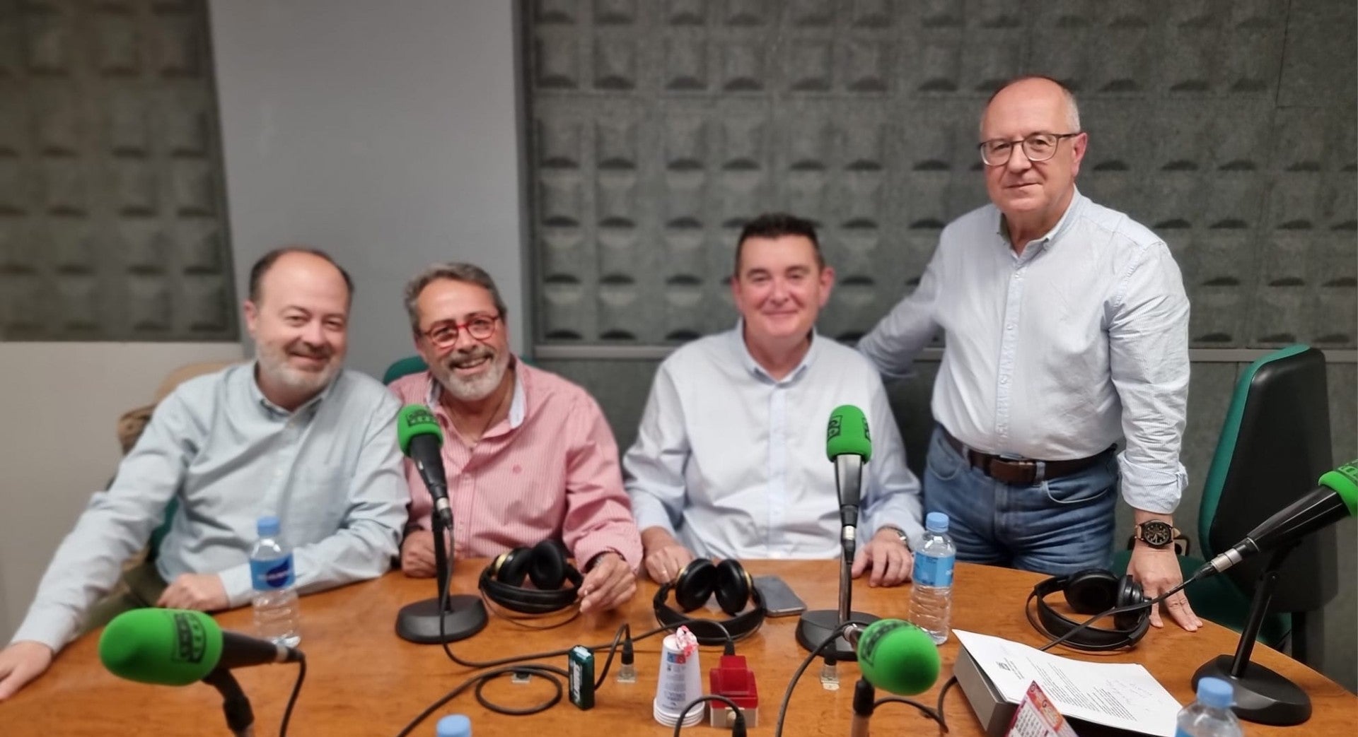 Enfoque periodístico a temas de actualidad de la Vega Baja en la tertulia de 'Más de uno' Enfoque periodístico a temas de actualidad de la Vega Baja en la tertulia de 'Más de uno'