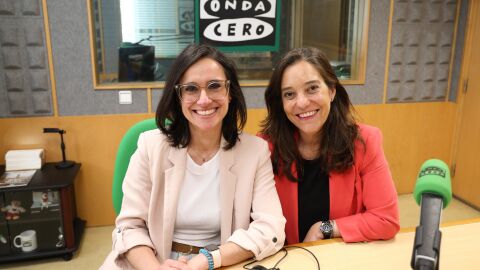 La alcaldesa, Inés Rey, junto a Lara Vivero 