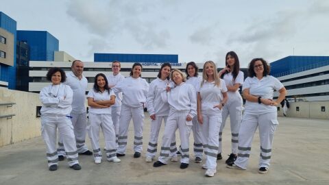 La Unidad de atenci&oacute;n domiciliaria est&aacute; compuesto por dos m&eacute;dicos y seis profesionales de enfermer&iacute;a, que atienden una media de 20 a 22 pacientes diarios 