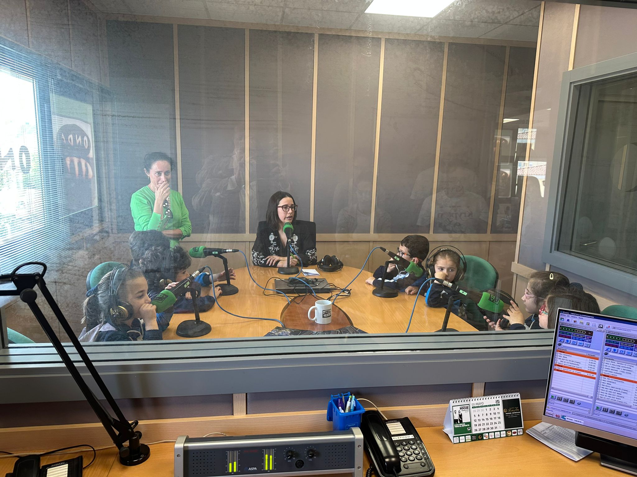 Los alumnos y alumnas del colegio Escolapias de Mérida visitan Onda Cero Los alumnos y alumnas del colegio Escolapias de Mérida visitan Onda Cero