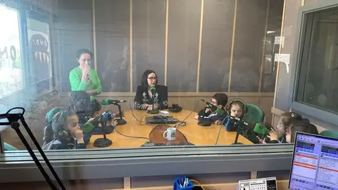 Alumnos de las Escolapias en Onda Cero Alumnos de las Escolapias en Onda Cero