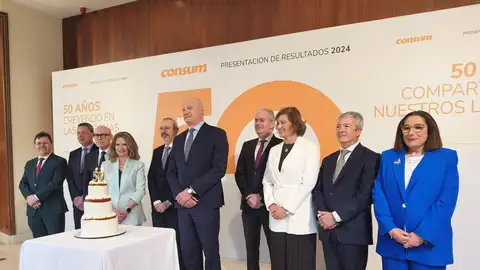 Los responsables de Consum han aprovechado para celebrar su 50 Aniversario. Los responsables de Consum han aprovechado para celebrar su 50 Aniversario.