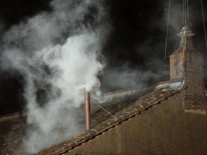Cuánto tiempo tarda el nuevo Papa en salir al balcón tras la fumata blanca Cuánto tiempo tarda el nuevo Papa en salir al balcón tras la fumata blanca
