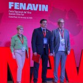 El presidente de la Diputación de Ciudad Real, Miguel Ángel Valverde, durante la exposición del balance de la feria, acompañado por Sonia González y Manuel Juliá