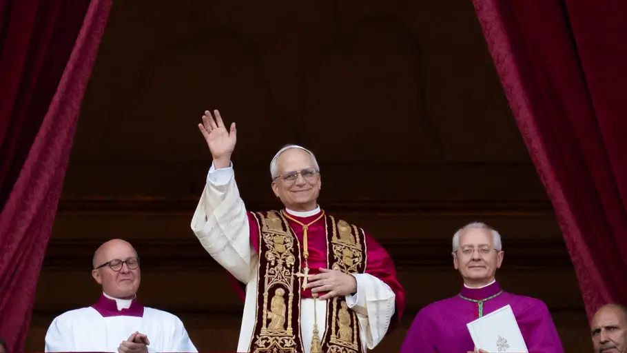 León XIV en su primera aparición como Papa León XIV en su primera aparición como Papa