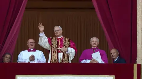 Así ha sido la primera aparición del nuevo papa en la Plaza de San Pedro La primera aparición de León XIV