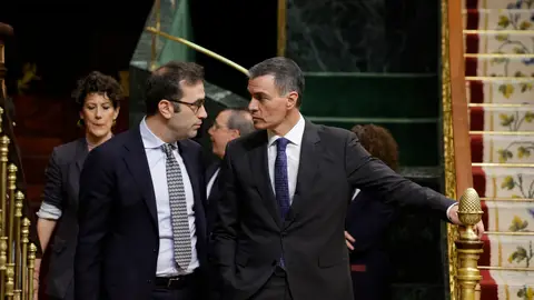El ministro Carlos Cuerpo junto al presidente Pedro Sánchez en el Congreso de los Diputados. El ministro Carlos Cuerpo junto al presidente Pedro Sánchez en el Congreso de los Diputados.