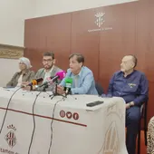 Rueda de prensa con Virtuts Piera (concejal educación), Andres Gomis (concejal urbanismo), Alfons Domínguez (alcalde de Alzira), Ricardo Fabra (director de l’IES Rei En Jaume), Elena Barón, (miembre de l’AMPA de l’IES Rei En Jaume). Rueda de prensa con Virtuts Piera (concejal educación), Andres Gomis (concejal urbanismo), Alfons Domínguez (alcalde de Alzira), Ricardo Fabra (director de l’IES Rei En Jaume), Elena Barón, (miembre de l’AMPA de l’IES Rei En Jaume).