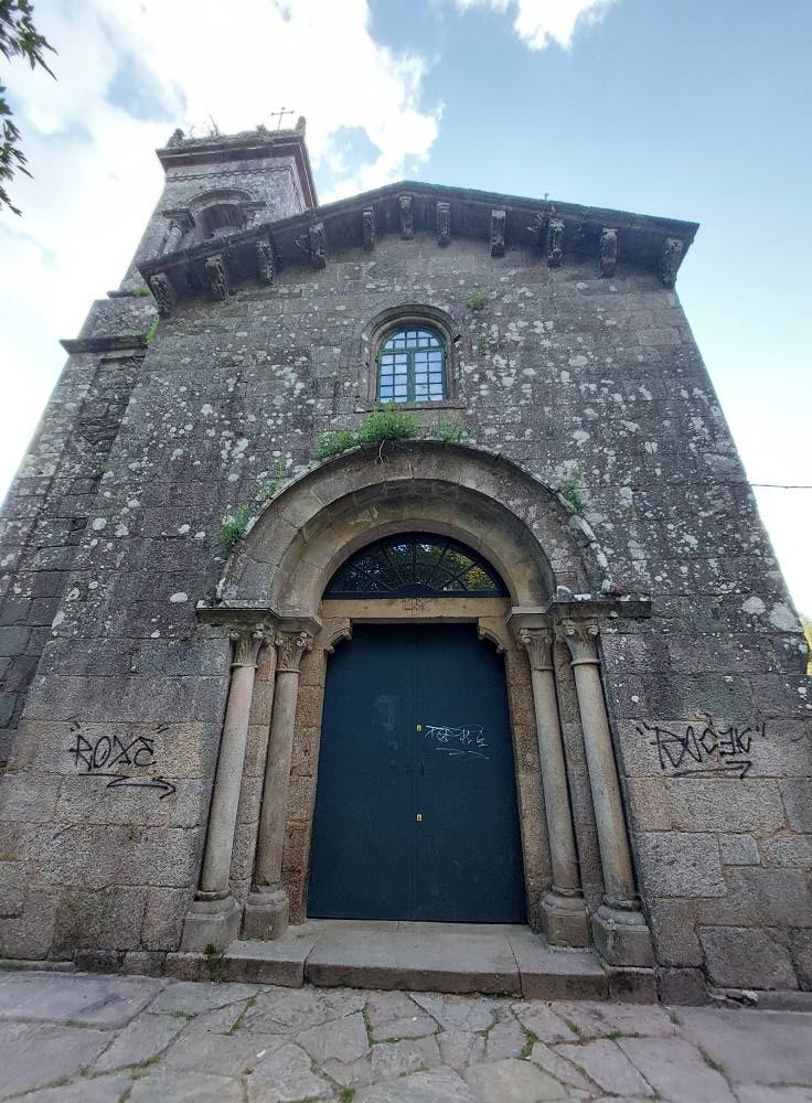 Condenan las pintadas que aparecen en la iglesia de Santa Susana: "Esto nos cuesta mucho dinero y no se puede limpiar muchas veces la piedra" Condenan las pintadas que aparecen en la iglesia de Santa Susana: "Esto nos cuesta mucho dinero y no se puede limpiar muchas veces la piedra"