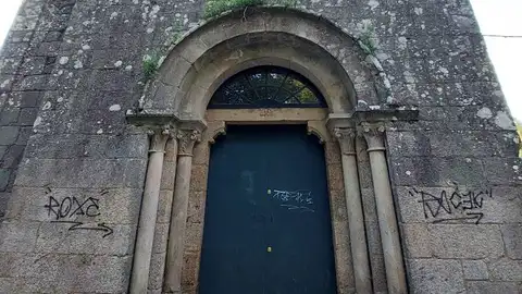 Condenan las pintadas que aparecen en la iglesia de Santa Susana: "Esto nos cuesta mucho dinero y no se puede limpiar muchas veces la piedra" Condenan las pintadas que aparecen en la iglesia de Santa Susana: "Esto nos cuesta mucho dinero y no se puede limpiar muchas veces la piedra"