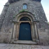 Condenan las pintadas que aparecen en la iglesia de Santa Susana: "Esto nos cuesta mucho dinero y no se puede limpiar muchas veces la piedra"