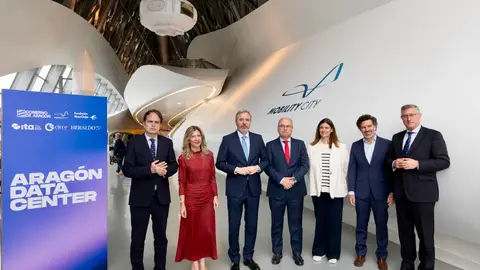 Representantes de la organización de este foro en el Pabellón Puente de Zaha Hadid Representantes de la organización de este foro en el Pabellón Puente de Zaha Hadid