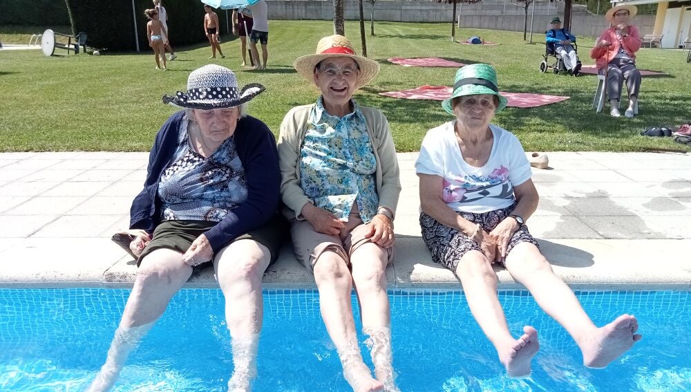 Usuarios desfrutan do verán na piscina