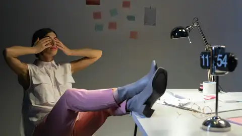 Imagen de chica tapándose los ojos. Imagen de chica tapándose los ojos.