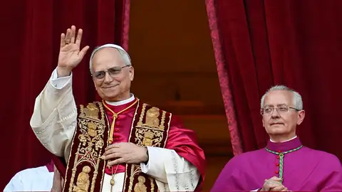 León XIV en su primera aparición como papa León XIV en su primera aparición como papa