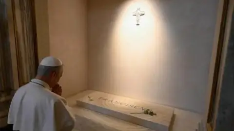 El Santo Padre reza ante la tumba del papa Francisco El Santo Padre reza ante la tumba del papa Francisco