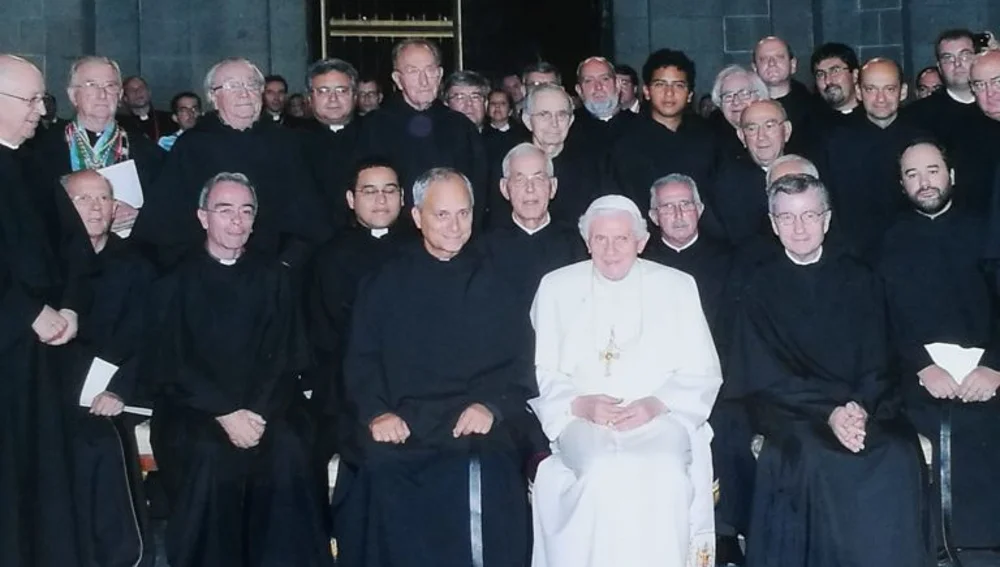 El prior del Colegio de San Agustín, Jesús Torres, en una fotografía tomada en la Comunidad de Madrid en la que también aparecen los papas Benedicto XVI y León XIV El prior del Colegio de San Agustín, Jesús Torres, en una fotografía tomada en la Comunidad de Madrid en la que también aparecen los papas Benedicto XVI y León XIV