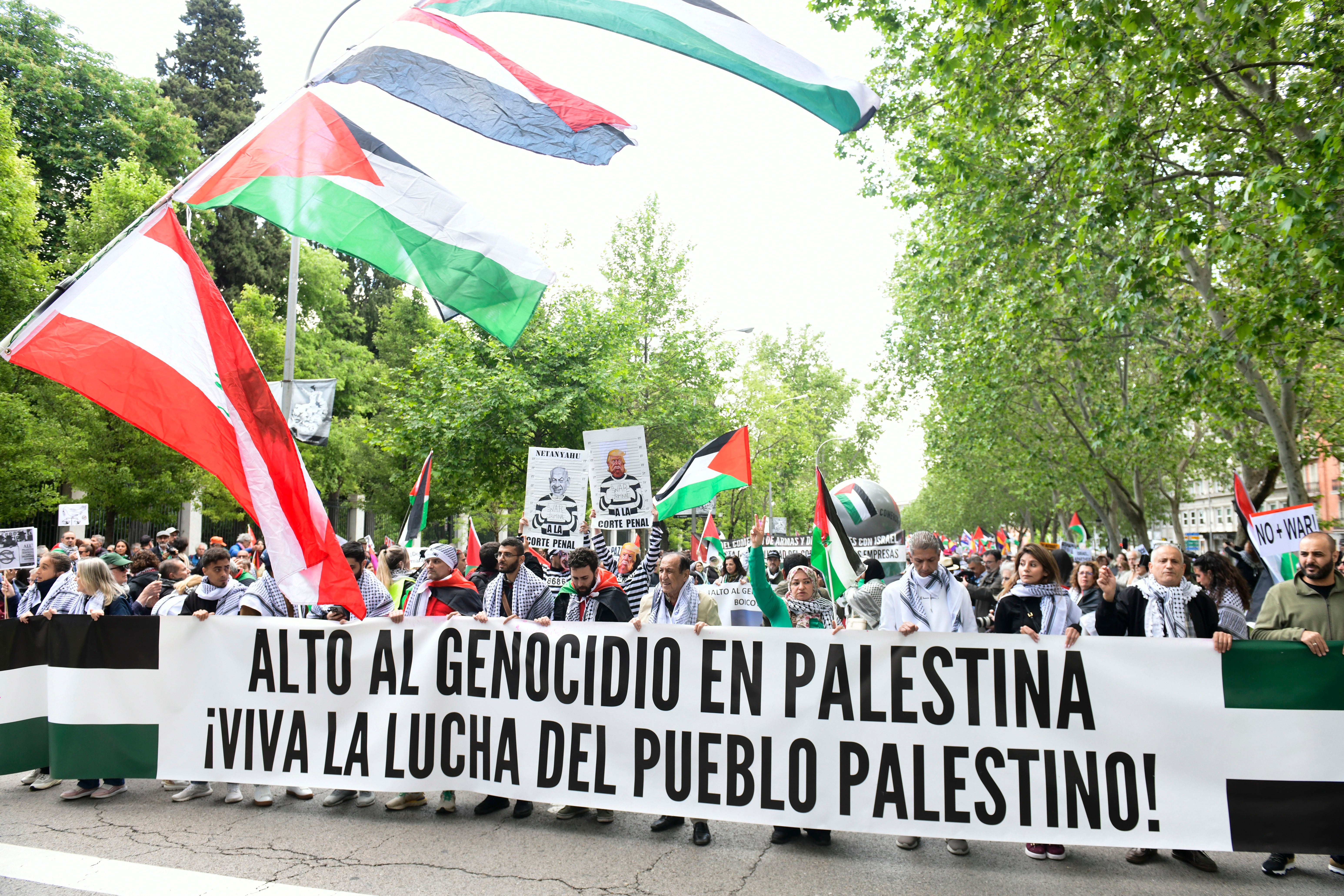 Miles de personas se manifiestan en Madrid para denunciar "el genocidio en Palestina" Miles de personas se manifiestan en Madrid para denunciar "el genocidio en Palestina"