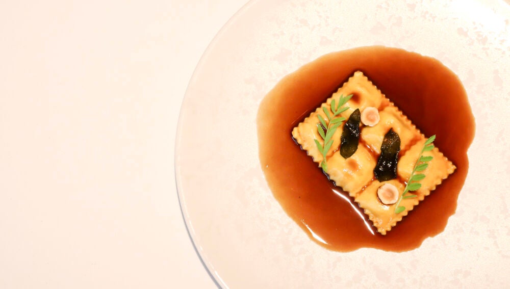 Los ravioles du Dauphiné se elaboran con ricotta, comté de 18 meses y una salsa rica en fondo de ave y sake.