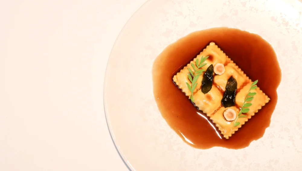 Los ravioles du Dauphiné se elaboran con ricotta, comté de 18 meses y una salsa rica en fondo de ave y sake. Los ravioles du Dauphiné se elaboran con ricotta, comté de 18 meses y una salsa rica en fondo de ave y sake.