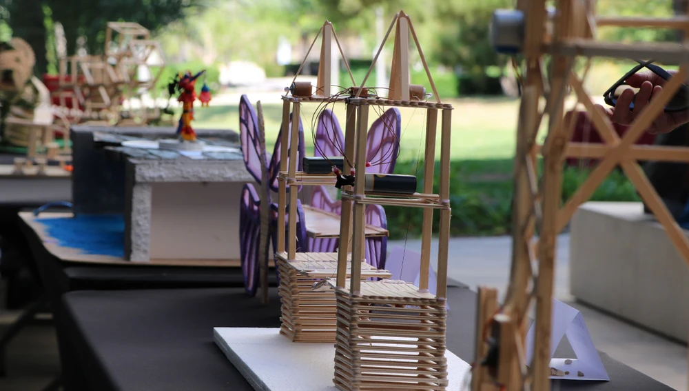 Uno de los puentes del XX concurso de Puentes de la UMH de Elche. Uno de los puentes del XX concurso de Puentes de la UMH de Elche.