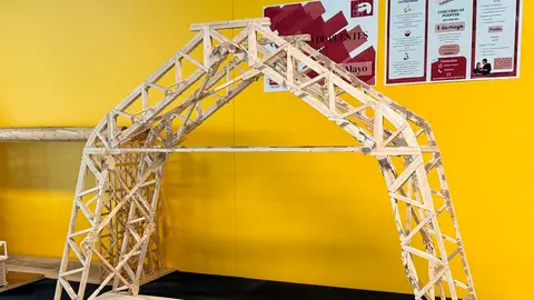 Uno de los puentes del XX concurso de Puentes de la UMH de Elche. Uno de los puentes del XX concurso de Puentes de la UMH de Elche.