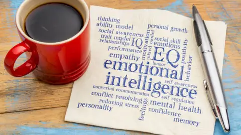 Las tres armas secretas que las personas con mayor inteligencia emocional usan sin que te des cuenta, según un ex agente del FBI Las tres armas secretas que las personas con mayor inteligencia emocional usan sin que te des cuenta, según un ex agente del FBI