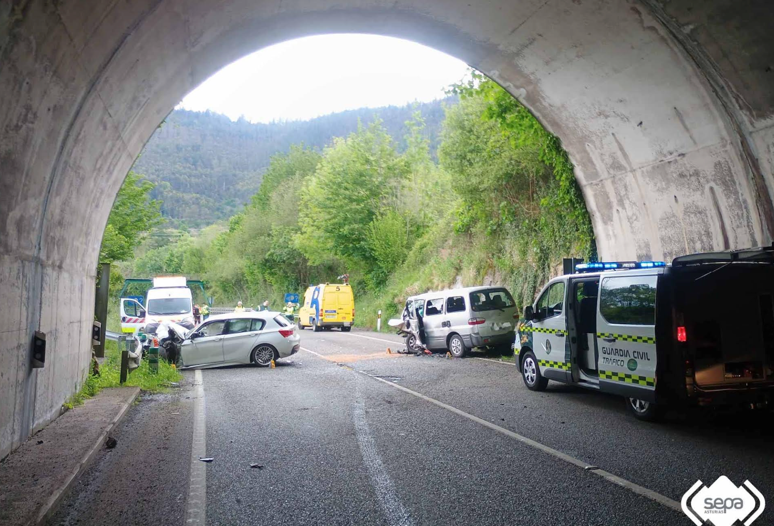 Once personas resultan heridas en un accidente de tráfico sucedido en la variante de Infiesto Once personas resultan heridas en un accidente de tráfico sucedido en la variante de Infiesto