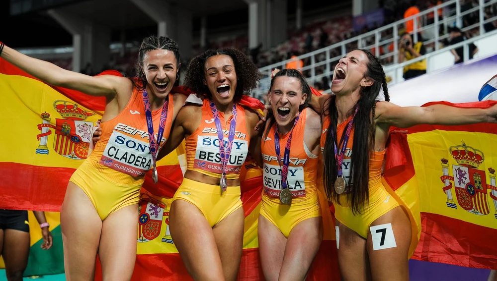El equipo español femenino de 4x100 con la plata El equipo español femenino de 4x100 con la plata