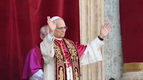 El papa León XIV en el balcón de la Basílica de San Pedro en el Vaticano El papa León XIV en el balcón de la Basílica de San Pedro en el Vaticano