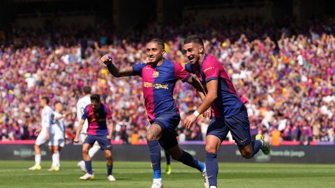 Raphinha y Ferr&aacute;n Torres celebran uno de los goles