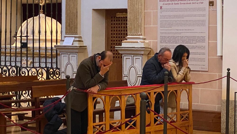 Oraciones frente al cuerpo de Santa Teresa