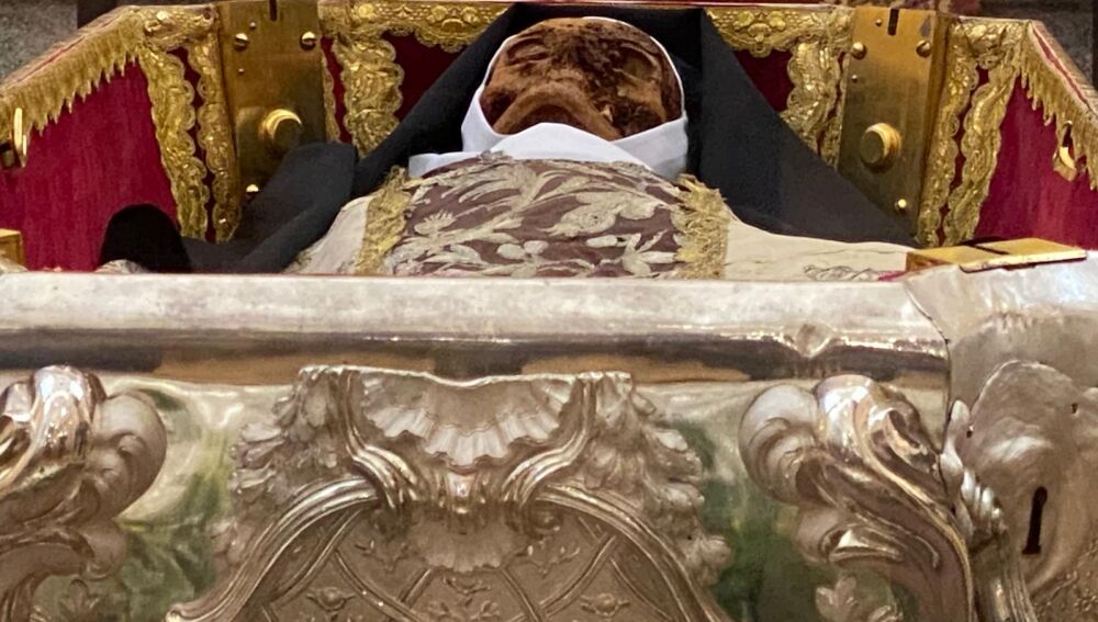 Santa Teresa, en la urna de plata en la que descansan sus restos mortales
