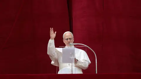 El papa León XIV desde el balcón de la Basílica de San Pedro oficia su primer rezo El papa León XIV desde el balcón de la Basílica de San Pedro oficia su primer rezo