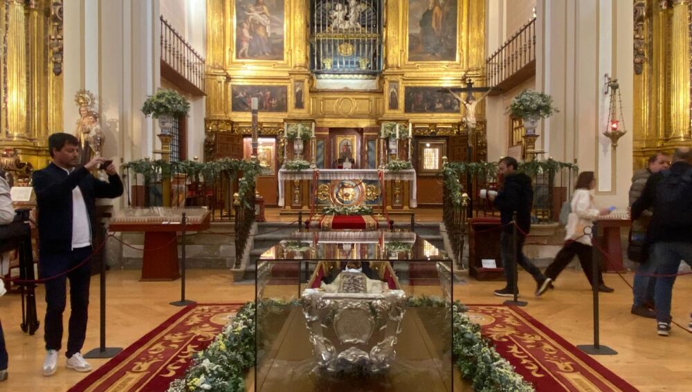 Sepulcro, altar y Santa Teresa