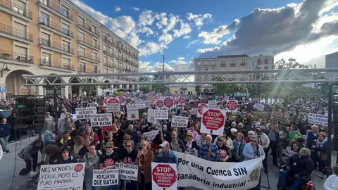 Concentración en Socuéllamos contra las plantas de biometano que se quieren ubicar en esta localidad Concentración en Socuéllamos contra las plantas de biometano que se quieren ubicar en esta localidad
