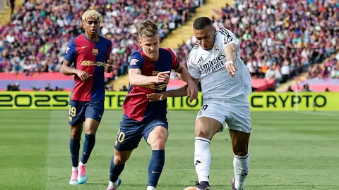 Dani Olmo y Mbappé luchan por un balón en el Clásico disputado en Montjuic en la temporada 24/25 Dani Olmo y Mbappé luchan por un balón en el Clásico disputado en Montjuic en la temporada 24/25