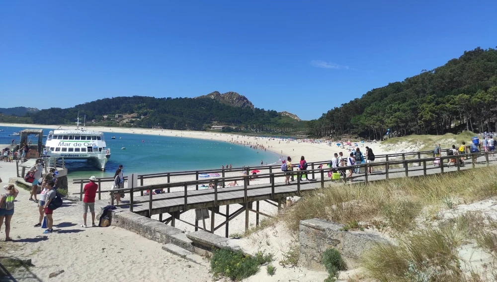 Playa de Rodas con bañistas (islas Cíes) Playa de Rodas con bañistas (islas Cíes)