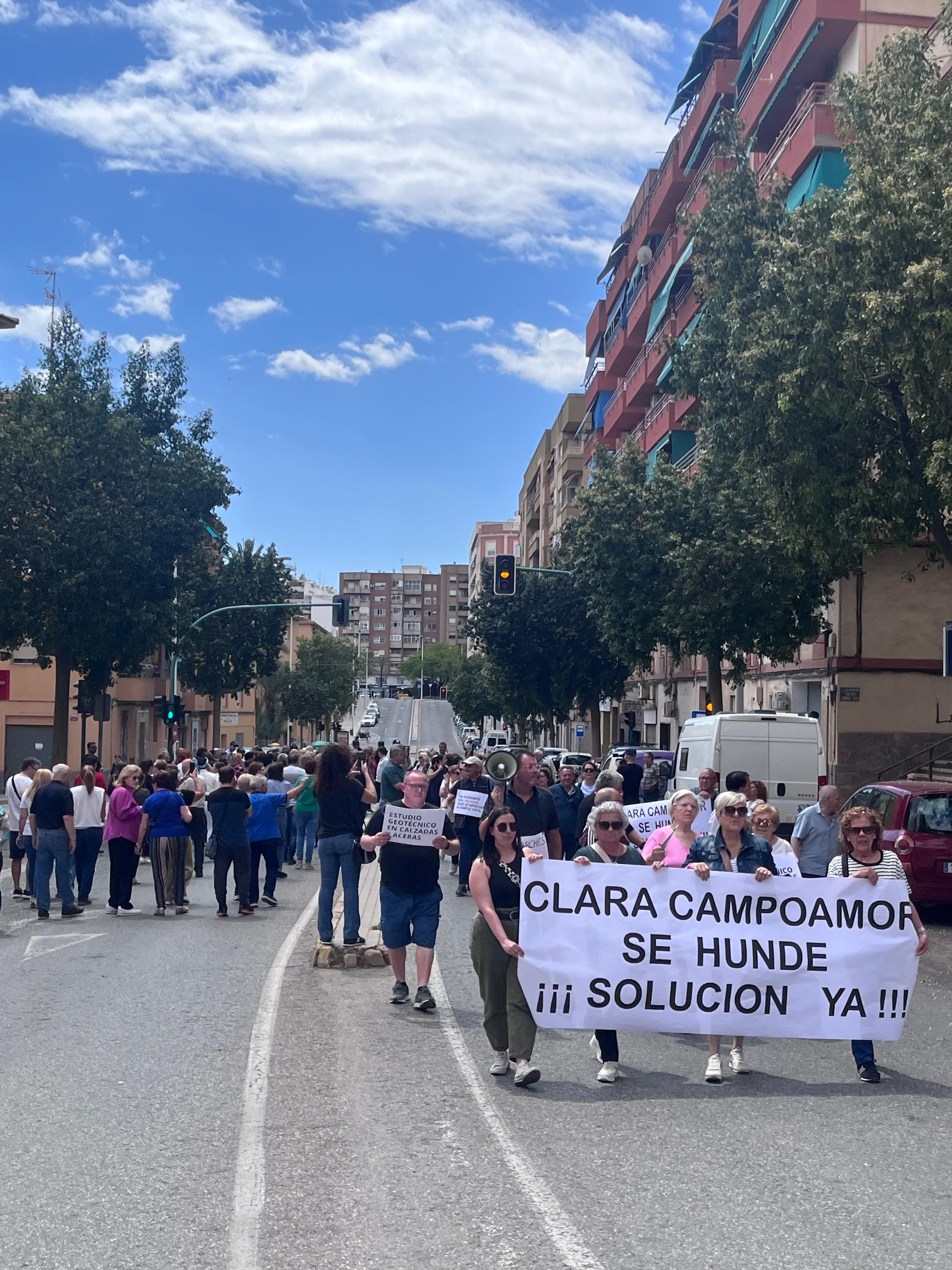 Los vecinos cortan el tráfico en la calle Clara Campoamor de Elche porque los anuncios de solución a los socavones “son aún promesas” Los vecinos cortan el tráfico en la calle Clara Campoamor de Elche porque los anuncios de solución a los socavones “son aún promesas”