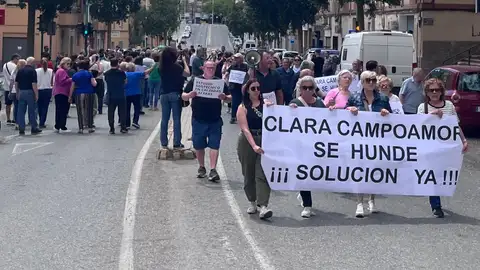 Concentración de vecinos de la calle Clara Campoamor de Elche. Concentración de vecinos de la calle Clara Campoamor de Elche.