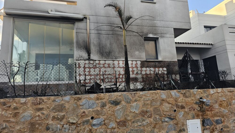 Una de las viviendas afectadas por la cercanía de las llamas.